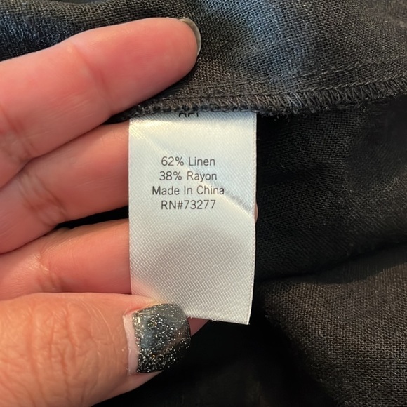 K/LAB size Large black cropped blouse with 🔑 hole back. Linen blend. - Picture 7 of 7